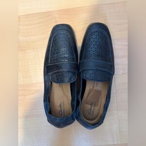 Clarks women’s Perforated Black Loafers